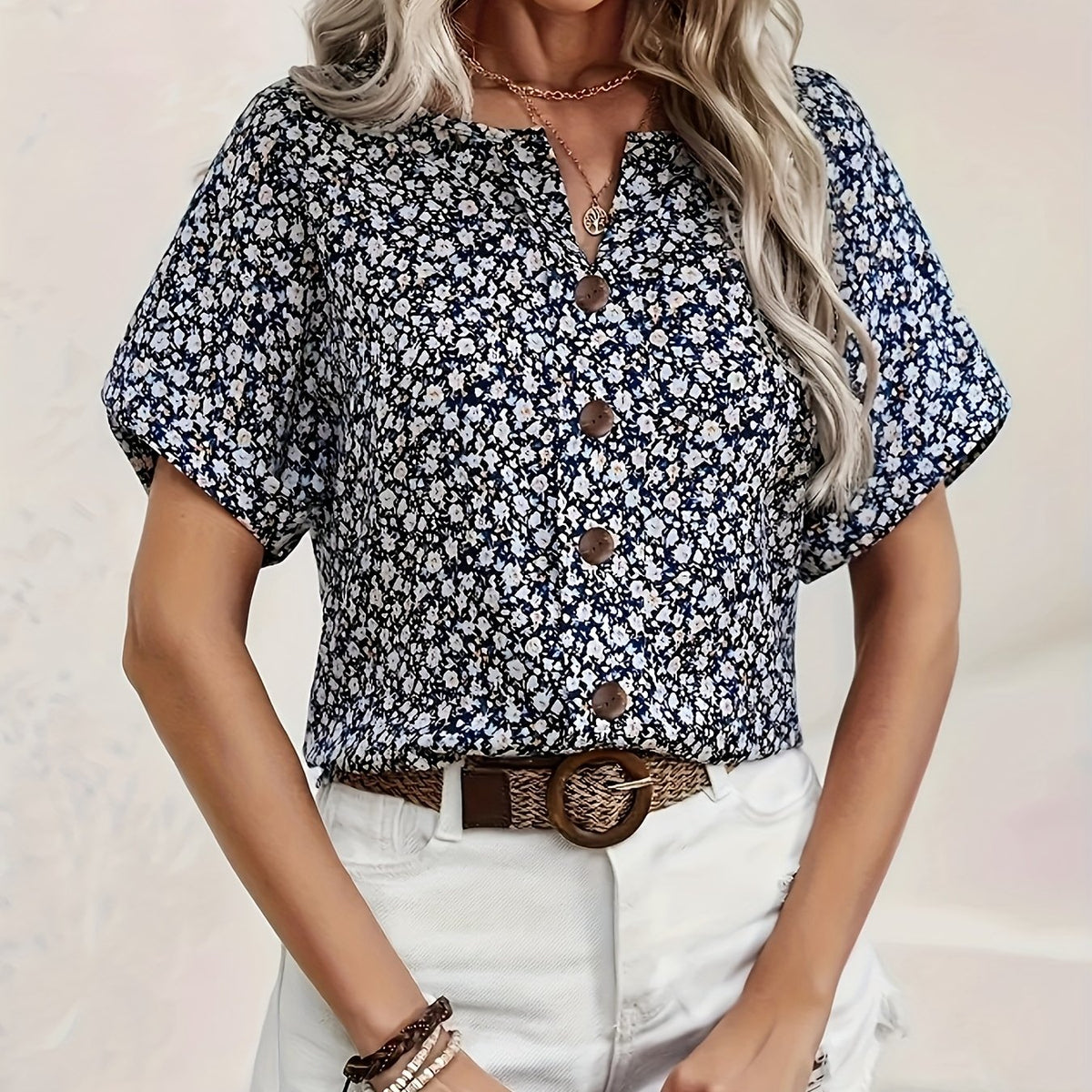 Blusa Floral Elegante con Escote en V – Toque Femenino y Frescura Total