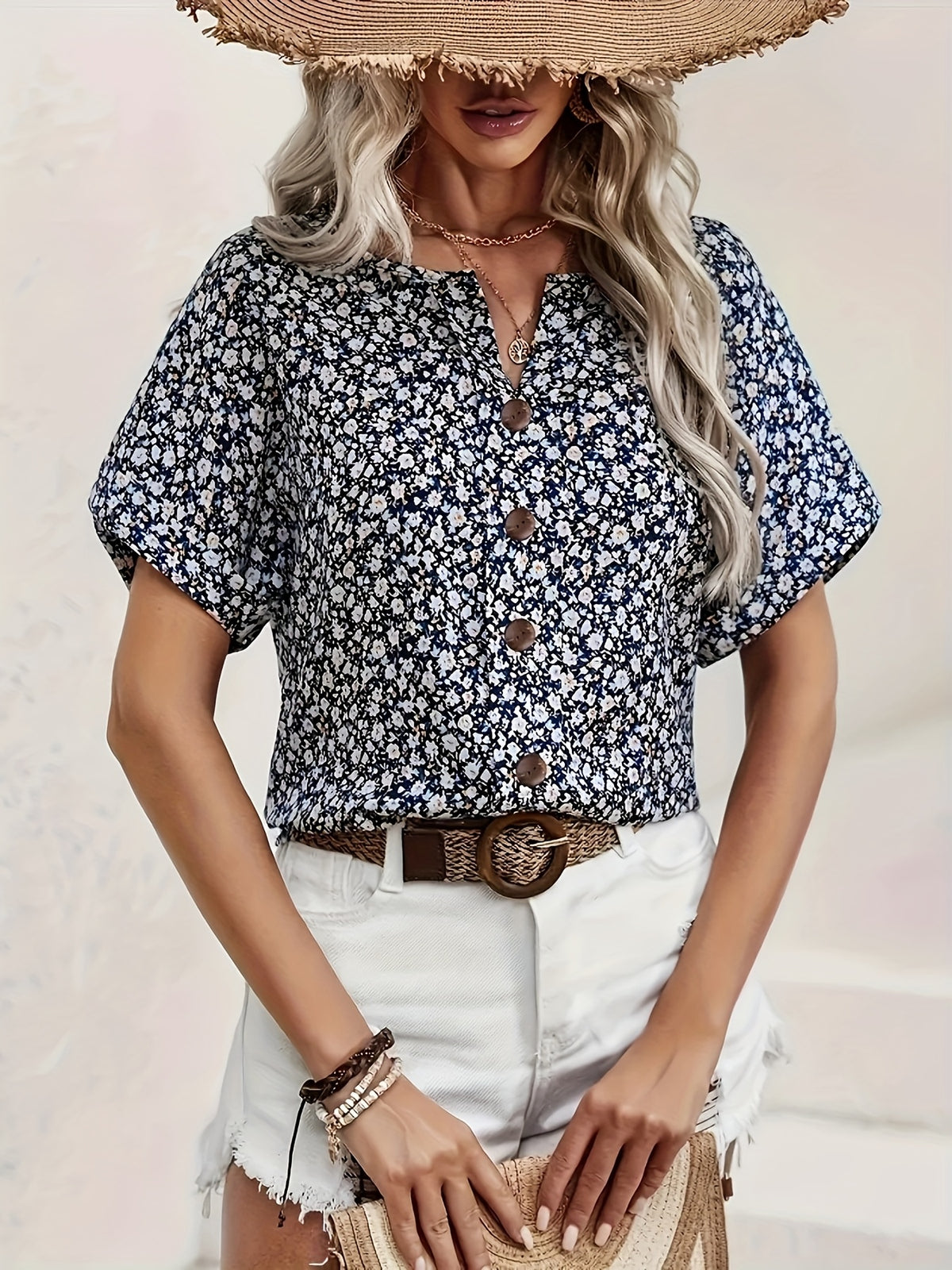 Blusa Floral Elegante con Escote en V – Toque Femenino y Frescura Total